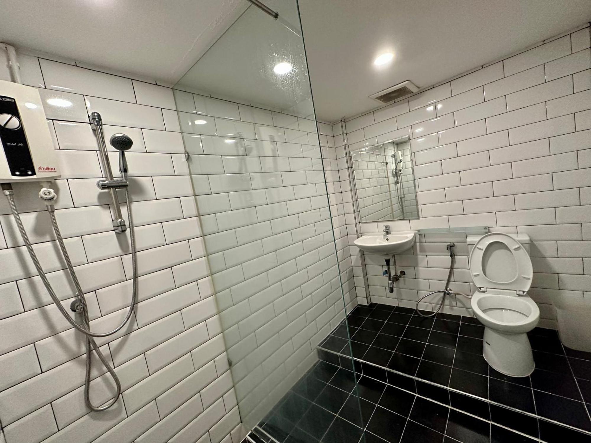 The Cute Silom Hostel Bangkok Esterno foto