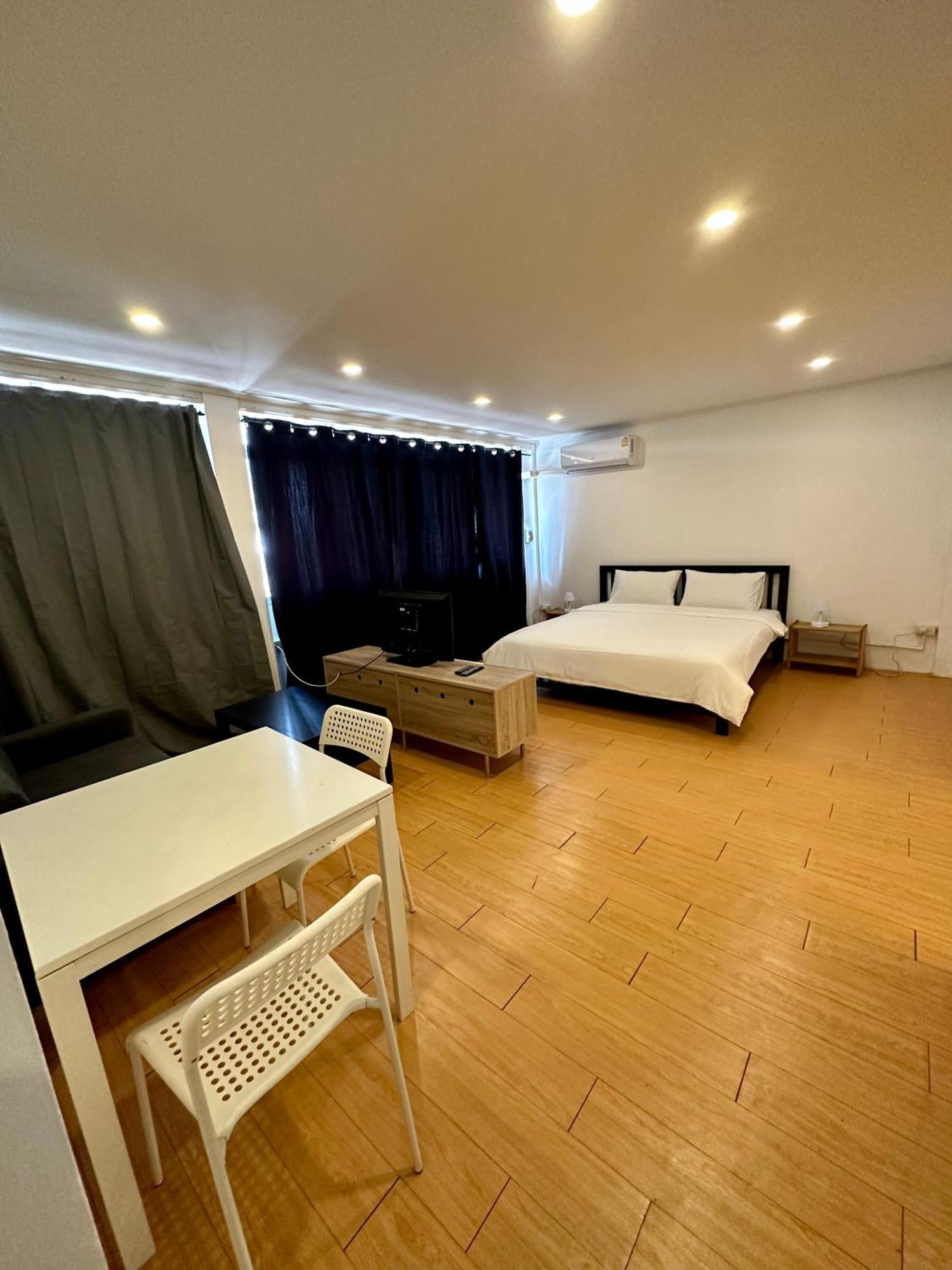 The Cute Silom Hostel Bangkok Esterno foto