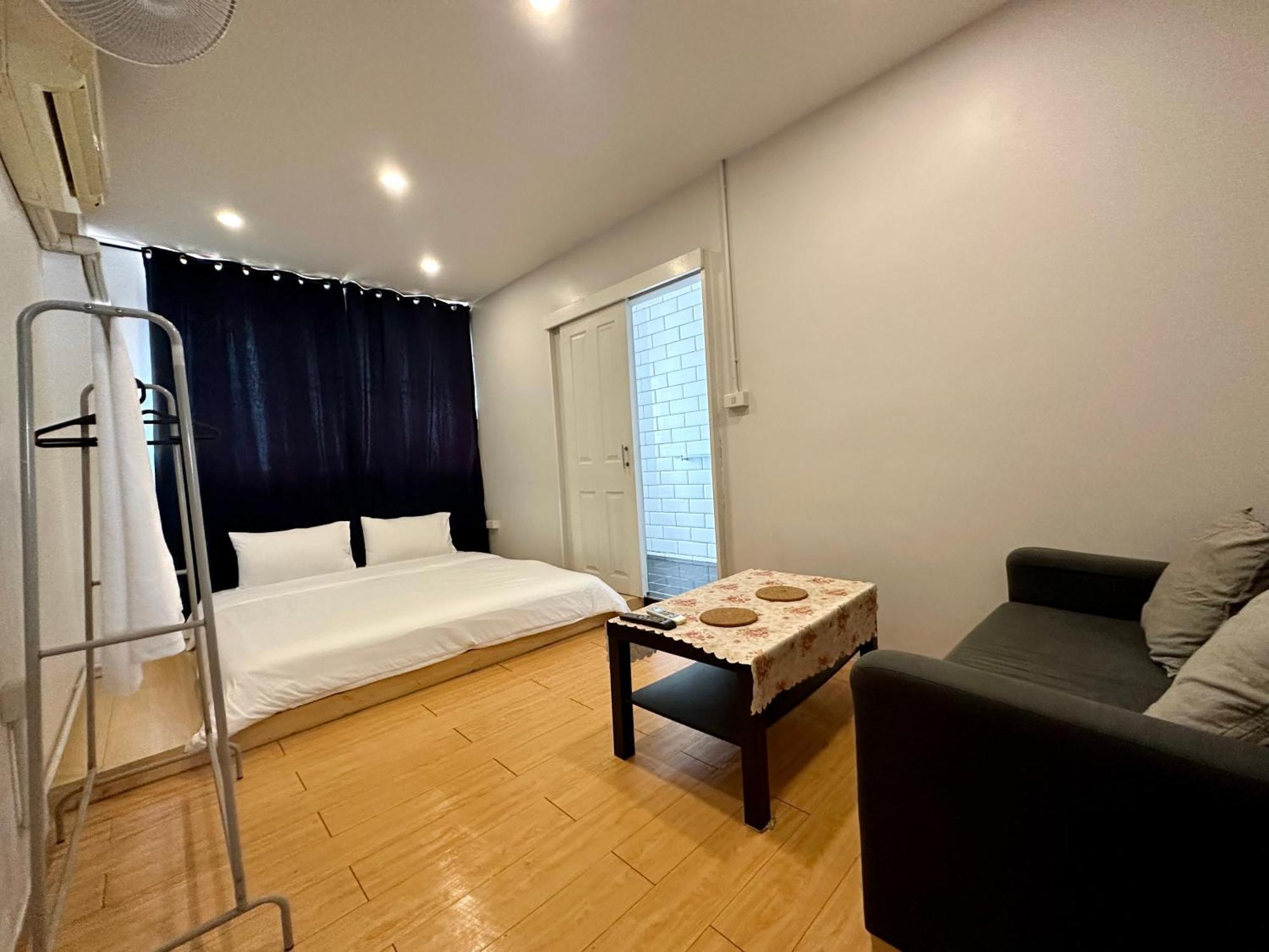 The Cute Silom Hostel Bangkok Esterno foto