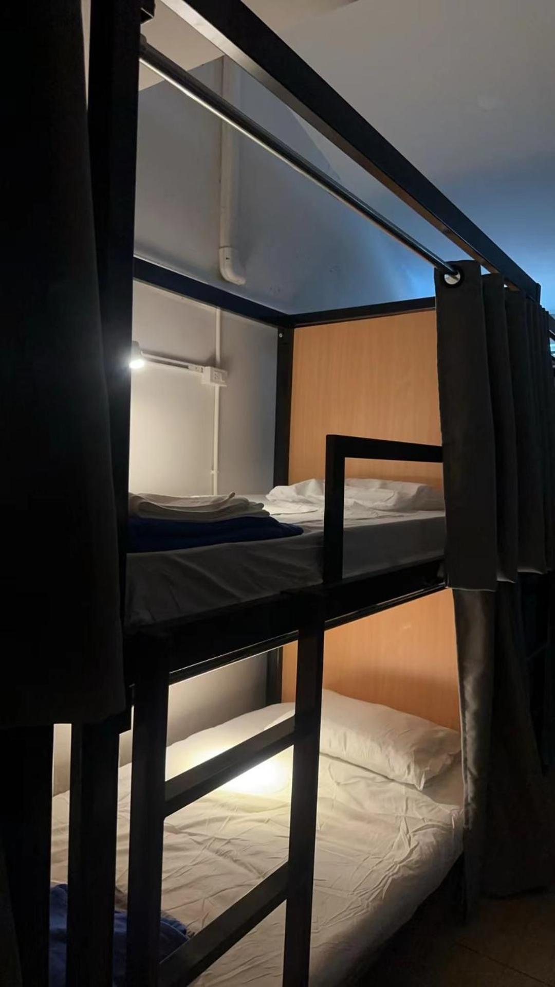 The Cute Silom Hostel Bangkok Esterno foto