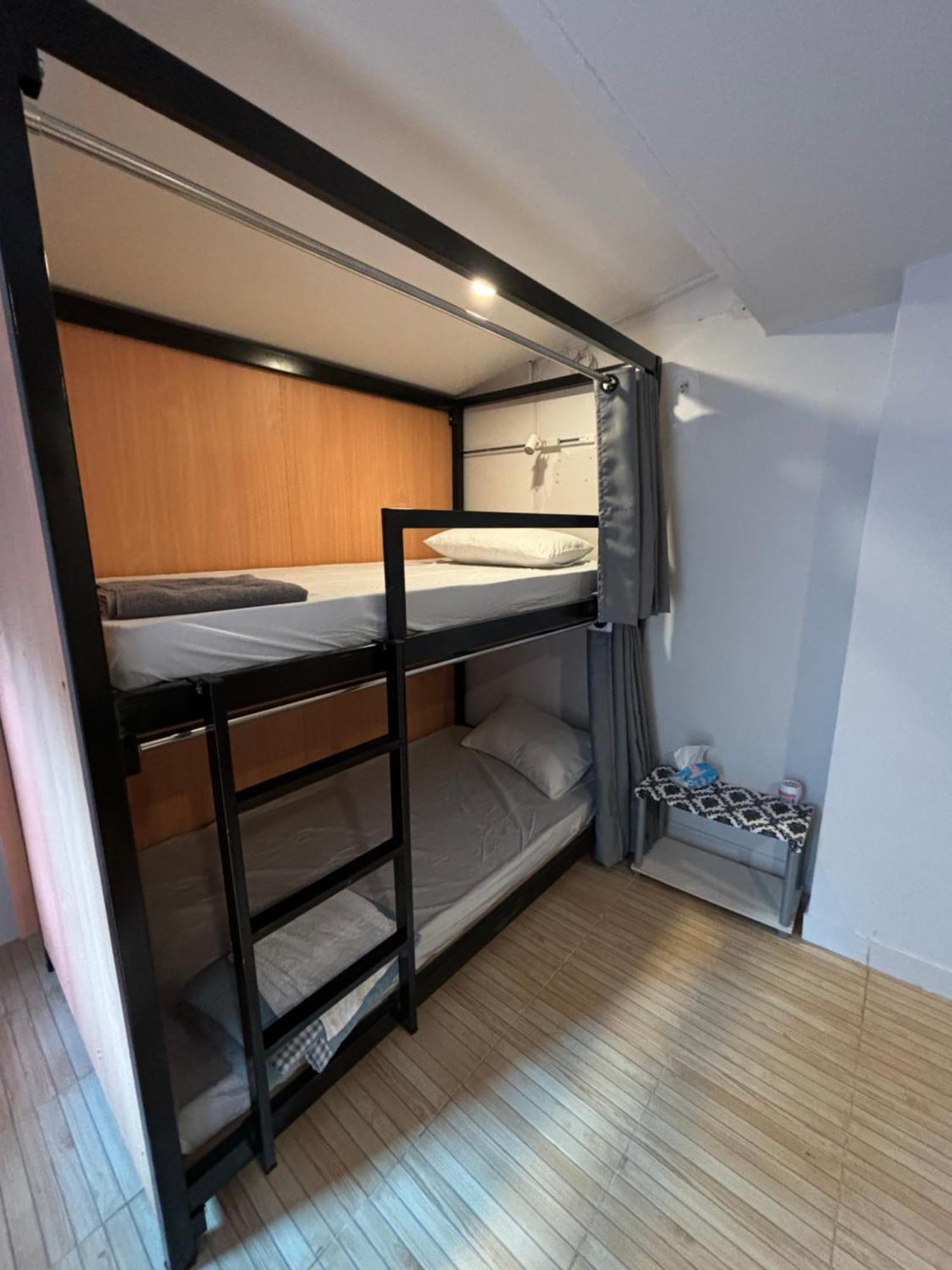 The Cute Silom Hostel Bangkok Esterno foto