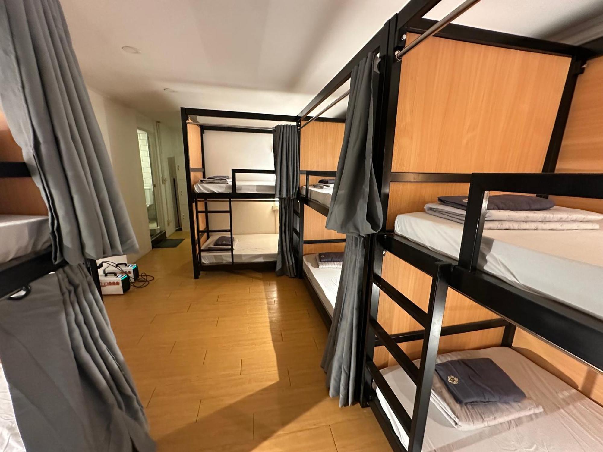 The Cute Silom Hostel Bangkok Esterno foto